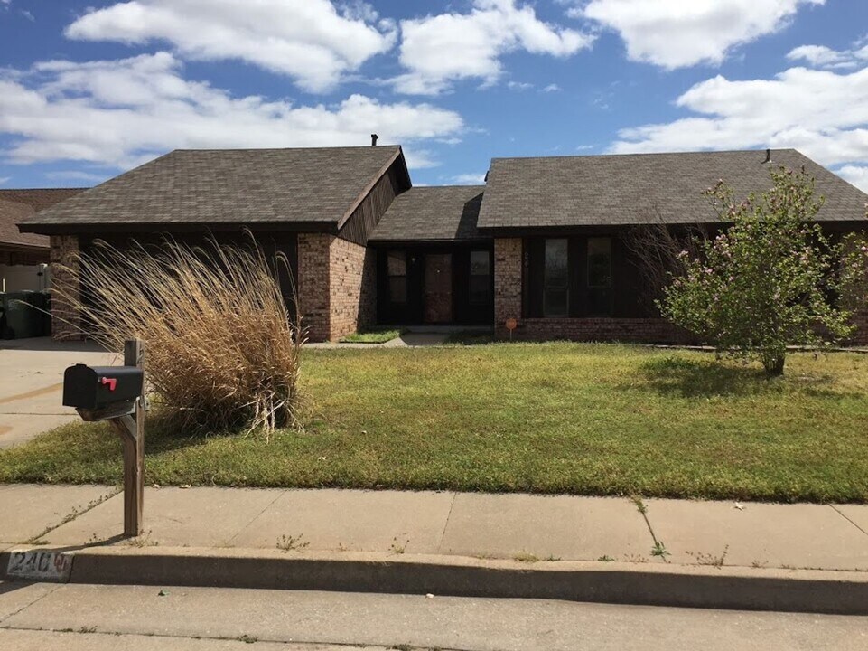 240 E Platt Dr in Yukon, OK - Building Photo
