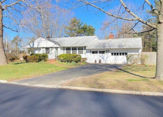 51 Old Town Ln in Halesite, NY - Building Photo