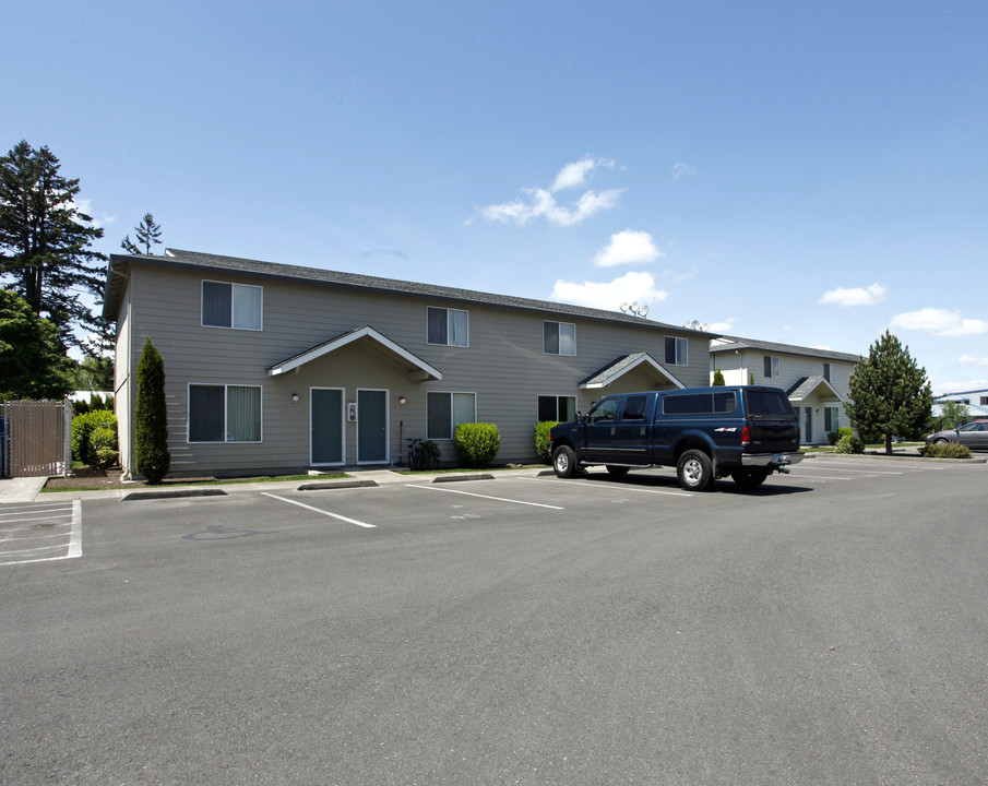 Pine Meadow Townhomes in Aumsville, OR - Building Photo