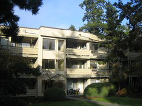 Sequoyah Condominiums in Edmonds, WA - Building Photo - Building Photo