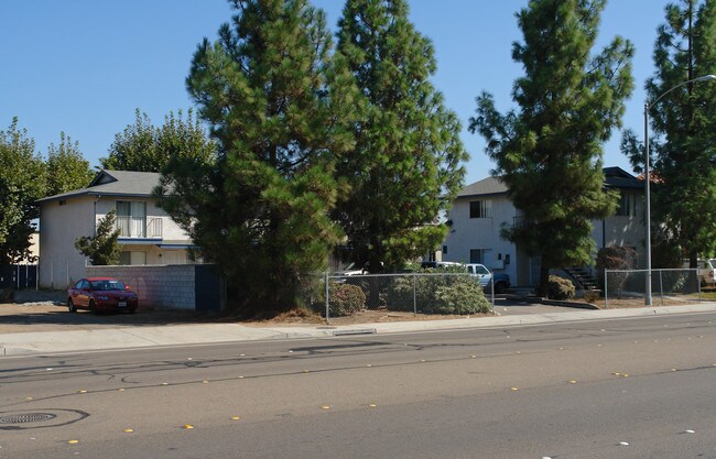 150 W Chase Ave in El Cajon, CA - Foto de edificio - Building Photo