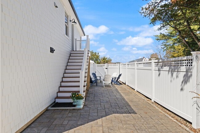 40 Thurston Point Rd in Gloucester, MA - Foto de edificio - Building Photo