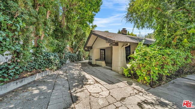 property at 1918 Pinehurst Rd