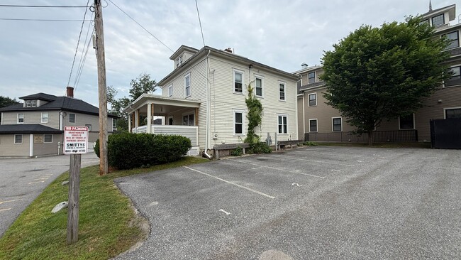 8 Mathes Terrace in Durham, NH - Building Photo - Building Photo
