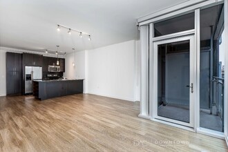 300 W Grand Ave in Chicago, IL - Building Photo - Building Photo