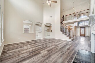 8215 Still Oak Ln in Cypress, TX - Foto de edificio - Building Photo