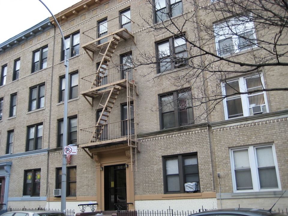 61-34 Madison St in Flushing, NY - Foto de edificio