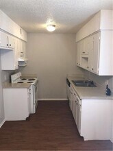 441 SW Thomas St-Unit -D in Burleson, TX - Building Photo - Building Photo