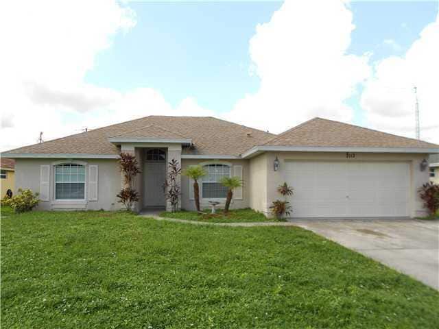 2112 SW Burlington St in Port St. Lucie, FL - Foto de edificio