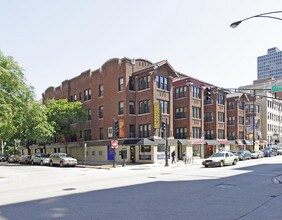 2811 N Pine Grove Ave in Chicago, IL - Building Photo - Building Photo