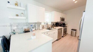 17228 NW 72nd Ct in Hialeah, FL - Building Photo - Building Photo