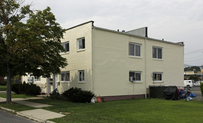 117 Trafalgar Blvd in Island Park, NY - Foto de edificio - Building Photo