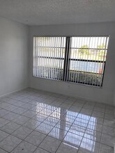 204 Lake Pointe Dr-Unit -105 in Oakland Park, FL - Building Photo - Building Photo