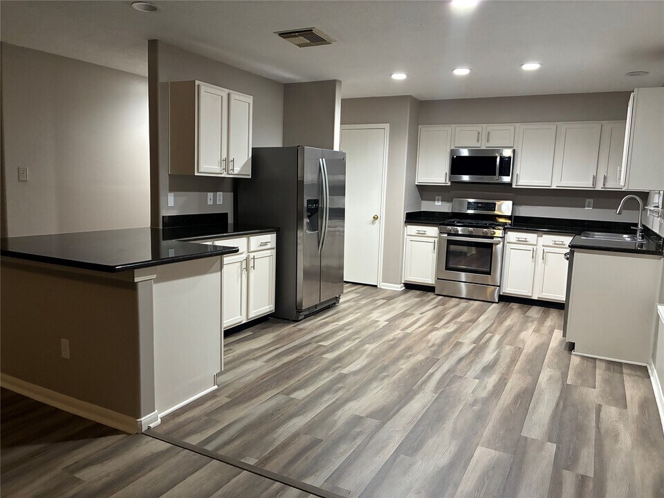 2427 Halstead Dr in Spring, TX - Building Photo