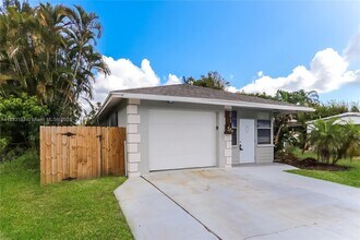 3013 SE Banyan St in Stuart, FL - Building Photo - Building Photo