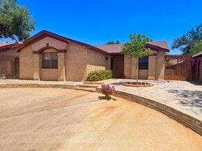 407 Carreta Ct in Laredo, TX - Building Photo - Building Photo