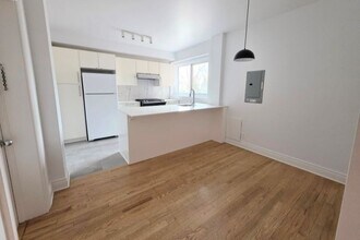 2 Ellerdale Rue in Hampstead, QC - Building Photo - Building Photo