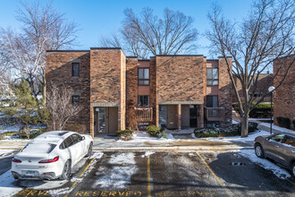 Waxwing Court in Schaumburg, IL - Building Photo - Building Photo