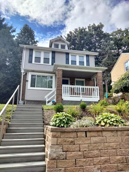 2065 Plainview Ave in Pittsburgh, PA - Building Photo