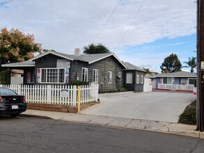 Rolando Place Apartments in San Diego, CA - Foto de edificio - Building Photo