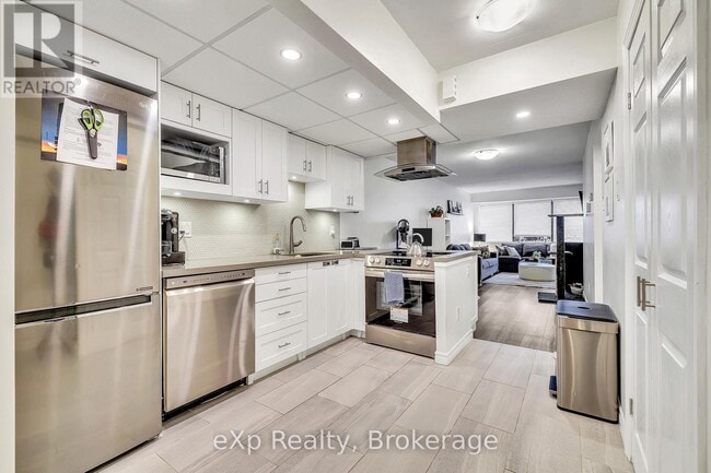 100 Bronte Rd in Oakville, ON - Building Photo - Building Photo