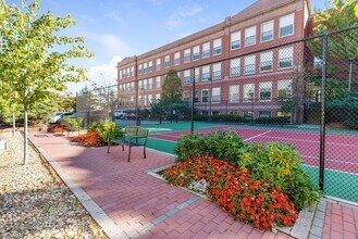 64 Forest St, Unit 126 in Medford, MA - Foto de edificio - Building Photo