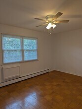 1C Hemlock Dr, Unit 148 in Bay Shore, NY - Foto de edificio - Building Photo