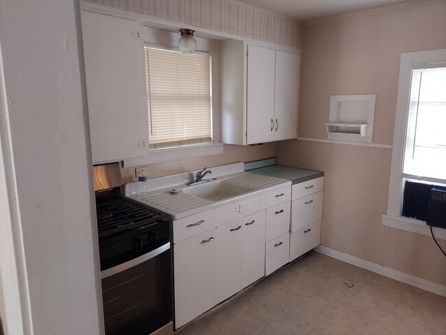 3211 Maple Ave in Groves, TX - Building Photo - Building Photo