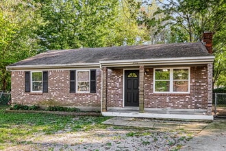 3702 Blue Creek Ct in Okolona, KY - Foto de edificio - Building Photo