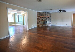 412 Half Moon Way in Runaway Bay, TX - Building Photo - Building Photo
