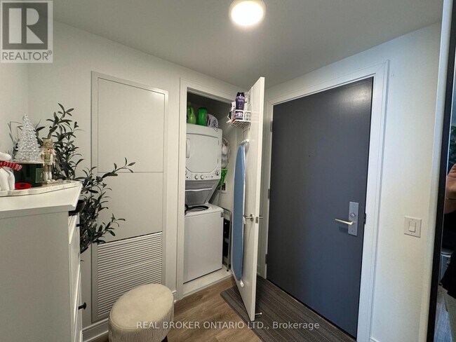 86 Dundas St E in Mississauga, ON - Building Photo - Building Photo