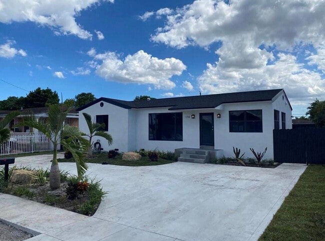 170 W 58th St in Hialeah, FL - Building Photo - Building Photo