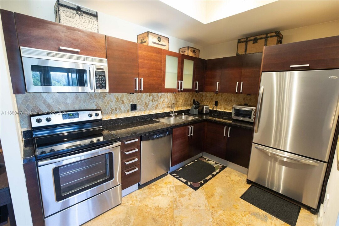 3250 Grand Ave in Miami, FL - Building Photo
