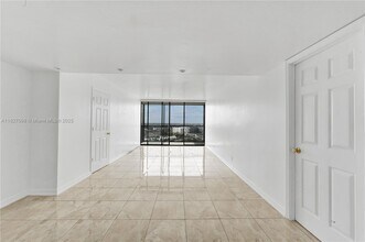 20335 W Country Club Dr, Unit 2210 in Aventura, FL - Building Photo - Building Photo