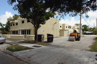 70-83 NW 35th St in Miami, FL - Building Photo - Building Photo