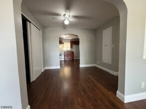 12 E 10th St, Unit R 1 in Linden, NJ - Foto de edificio - Building Photo