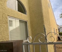 7456 Oatman Ln in Las Vegas, NV - Building Photo - Building Photo