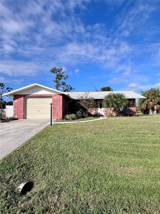 1216 Loma Ln in Englewood, FL - Building Photo