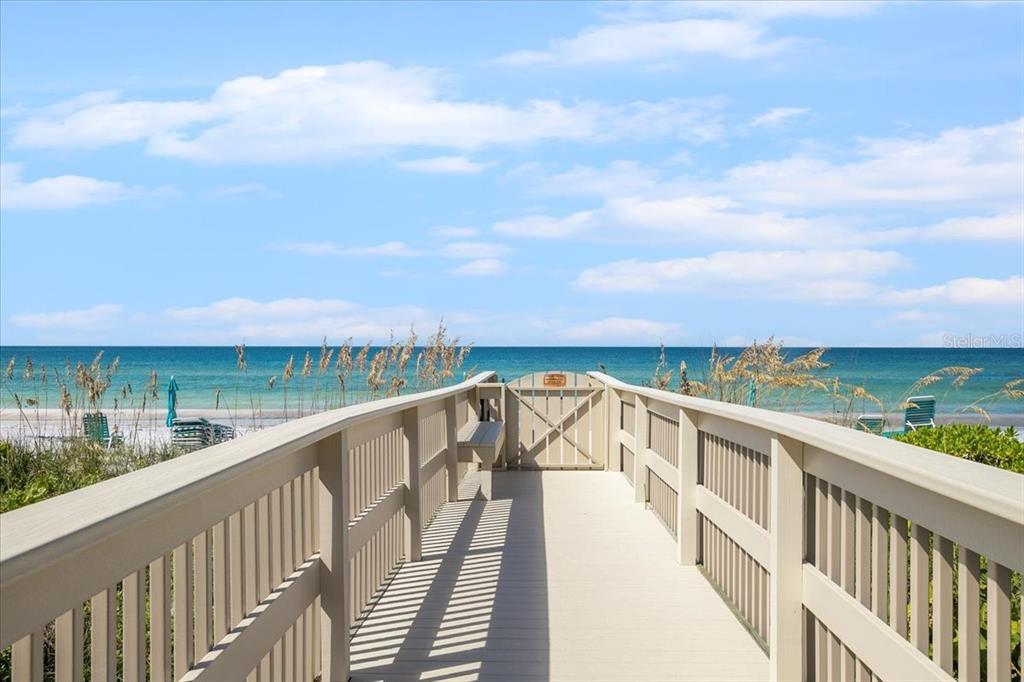 535 Sanctuary Dr in Longboat Key, FL - Building Photo