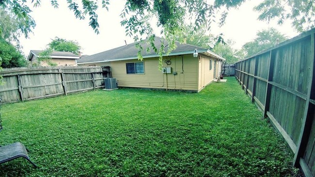 10045 Rosbrook Dr in Houston, TX - Building Photo - Building Photo