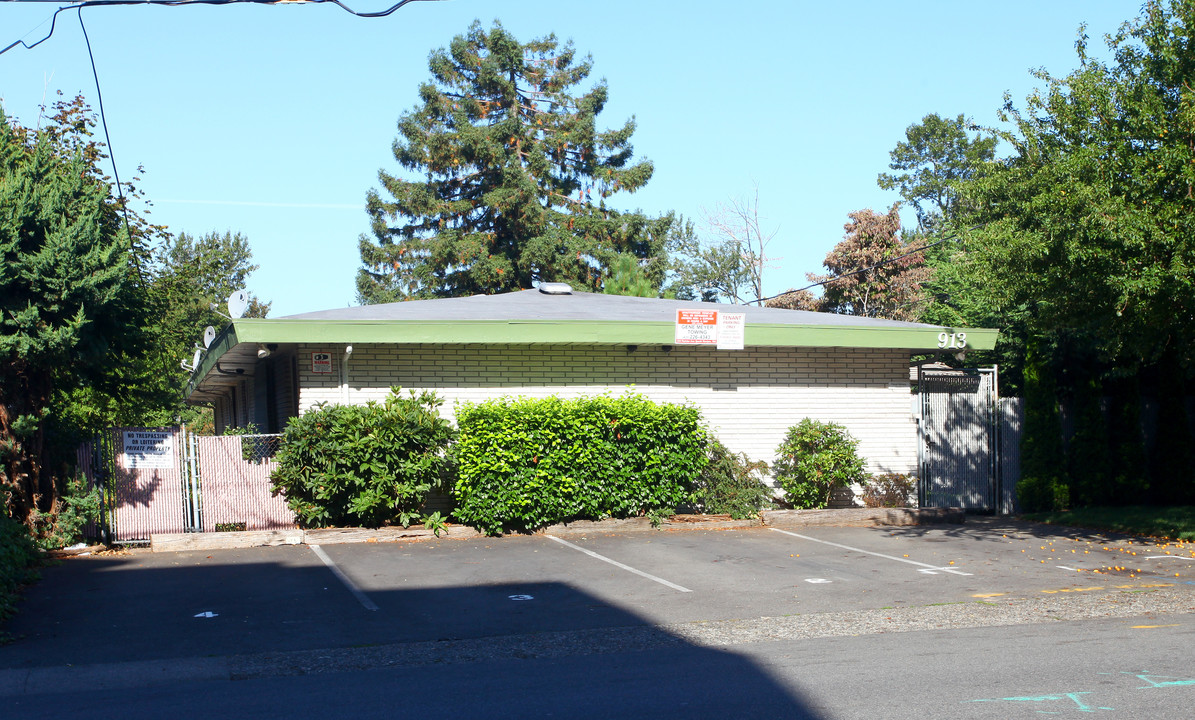 913 Harrington Ave in Renton, WA - Building Photo