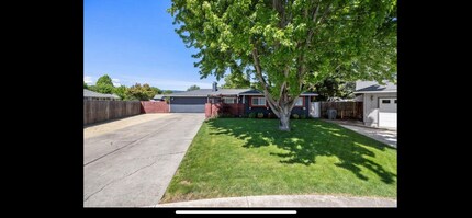 746 Hemlock Ct in Central Point, OR - Building Photo - Building Photo