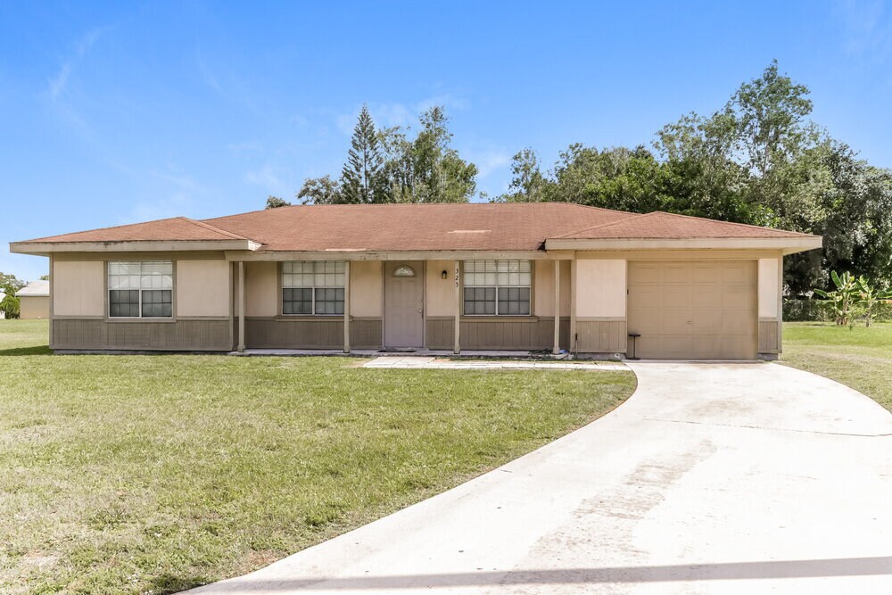 325 SW Eastport Cir in Port St. Lucie, FL - Building Photo