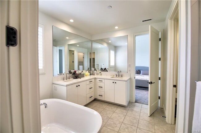 104 Winnett in Irvine, CA - Building Photo - Building Photo