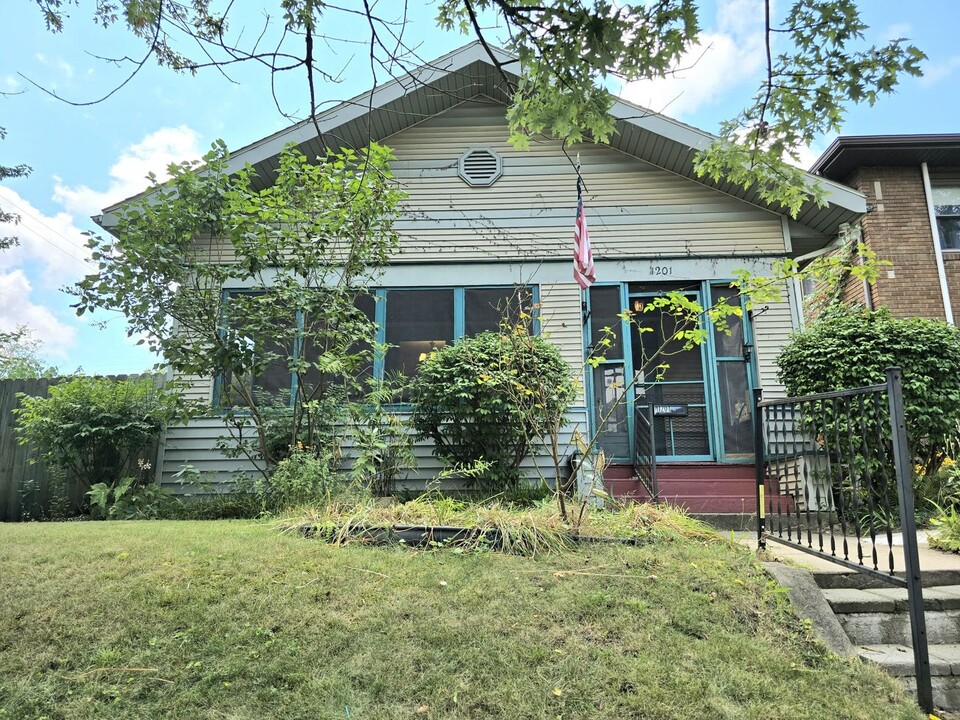 1201 Woodward Ave in South Bend, IN - Foto de edificio