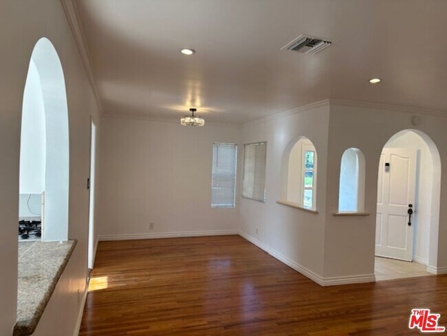 5368 Crebs Ave in Los Angeles, CA - Building Photo - Building Photo