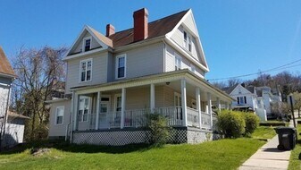 421-425 Ash St in Morgantown, WV - Building Photo