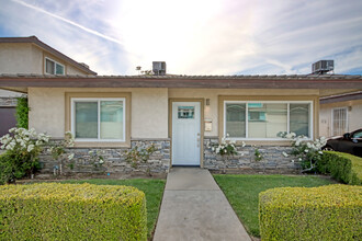 9541-9545 1/2 Cedar St in Bellflower, CA - Building Photo - Building Photo