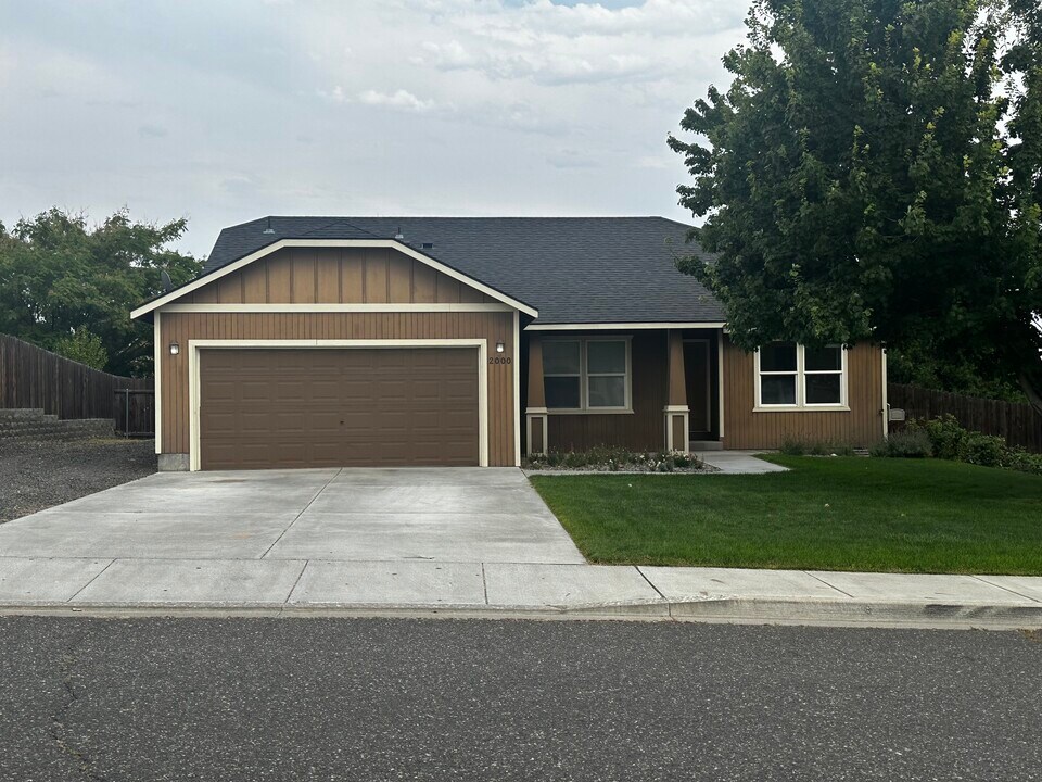 2000 Diamond Head Way in West Richland, WA - Building Photo