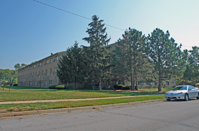 Canterbury Court in Dayton, OH - Building Photo - Building Photo